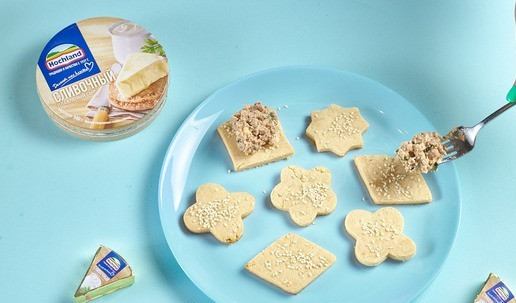 1. Этап. Миндально-кокосовые крекеры: Остудить. Когда крекеры горячие- они очень хрупкие. Подавать с любимым паштетом, украсив зеленью.