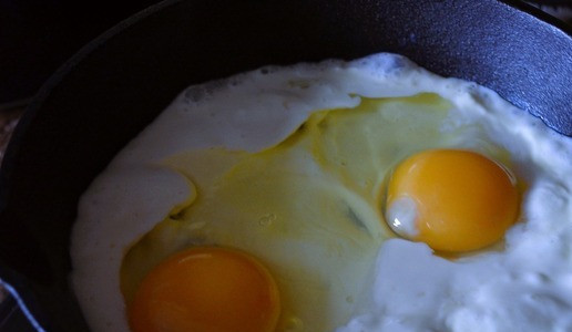 1. Этап. Яичница в сырно-сметанном соусе: В прогретую массу вбить яйца, не повредив желтки.