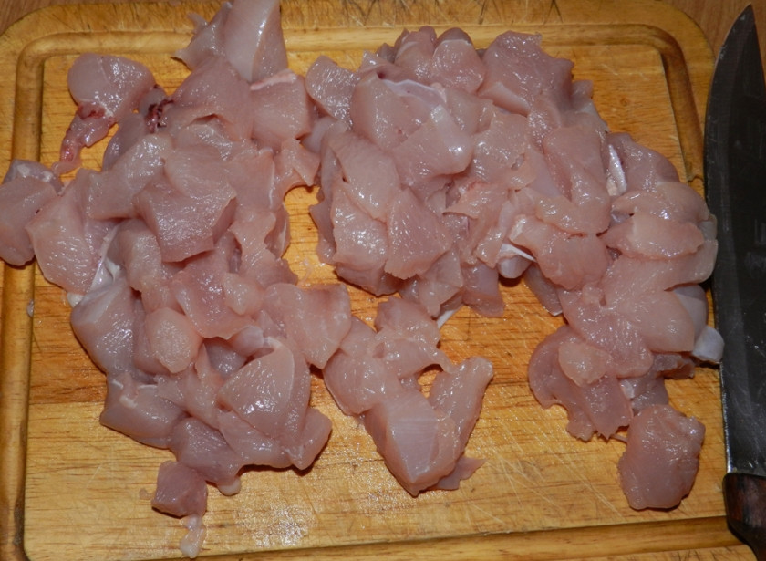 1. Этап. Шаурма из лаваша с курицей: 2. Тем временем вымыть, немного обсушить и нарезать небольшими кубиками филе. В приготовления шаурмы из лаваша с курицей можно также использовать отварное или запеченное в духовке филе, например.