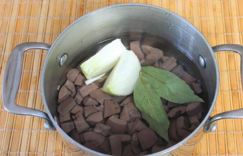 1. Этап. Тушеные свиные почки: Почки, которые уже трижды промыты после закипания, заливаем чистой водой, добавляем в кастрюлю лавровый лист, половину луковицы и перец горошком. Можно добавить еще и душистый перец. Варим на малом огне 5 минут.