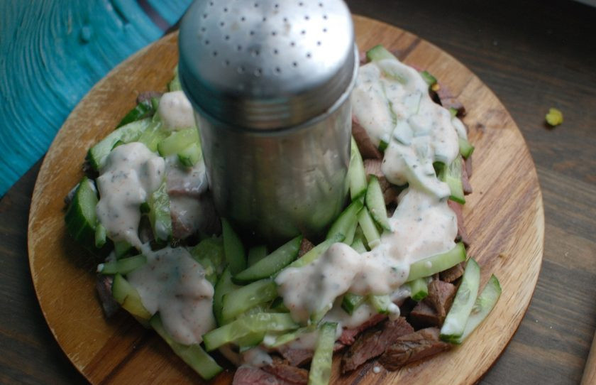 1. Этап. Салат с говядиной и маринованными огурцами: 3. Сверху выкладываем нарезанные свежие огурцы и снова поливаем соусом.