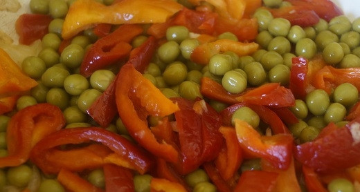 1. Этап. Рагу со свининой в духовке: Лук почистите, измельчите и обжарьте до золотистого цвета. Помойте перец, нарежьте его соломкой. Добавьте его к луку вместе с горошком. Также добавьте измельчённый чеснок.