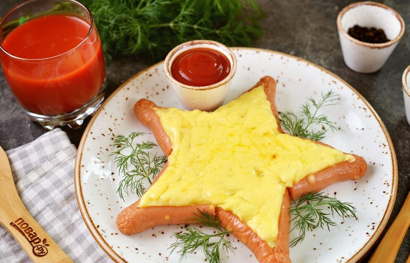 1. Этап. Звезды из сосисок и картофельного пюре: Аккуратно переложите звезду на плоскую тарелку и уже потом удалите зубочистки. Подавайте с любимым соусом и напитком. Приятного аппетита!