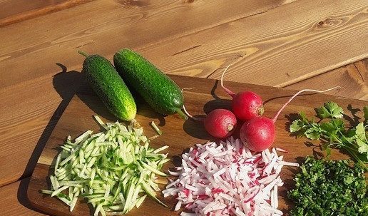 1. Этап. Кукси-корейский холодный суп: Нарезать соломкой огурцы, редис. Кинзу измельчить.