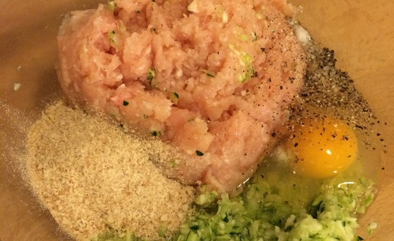 1. Этап. Наггетсы: 2. Теперь смешаем все вместе, добавив яйцо, специи, и примерно 1/4 стакана панировочной смеси. Перемешаем.