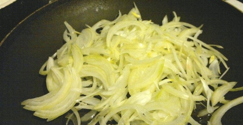 1. Этап. Овощи с грибами в горшочках: 6. Лук нарезаем кольцами или полукольцами и обжариваем на сковороде.