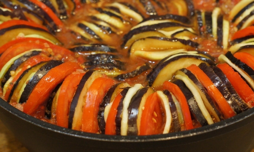 1. Этап. Запеканка из кабачков и баклажанов: Теперь по кругу выкладываем в форму, где будем выпекать запеканку, кольца баклажана, кабачка и помидора, чередуя их. Заливаем овощи приготовленным соусом.