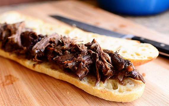 1. Этап. Сэндвичи с ребрышками: Багет разрежьте вдоль и уложите кусочки мяса.