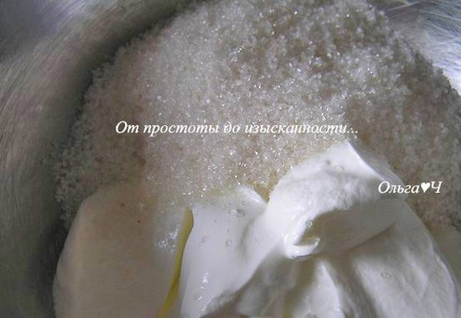 1. Этап. Венский десерт Пьяная вишня: Сметану взбейте с сахаром по вкусу и ванильным сахаром.