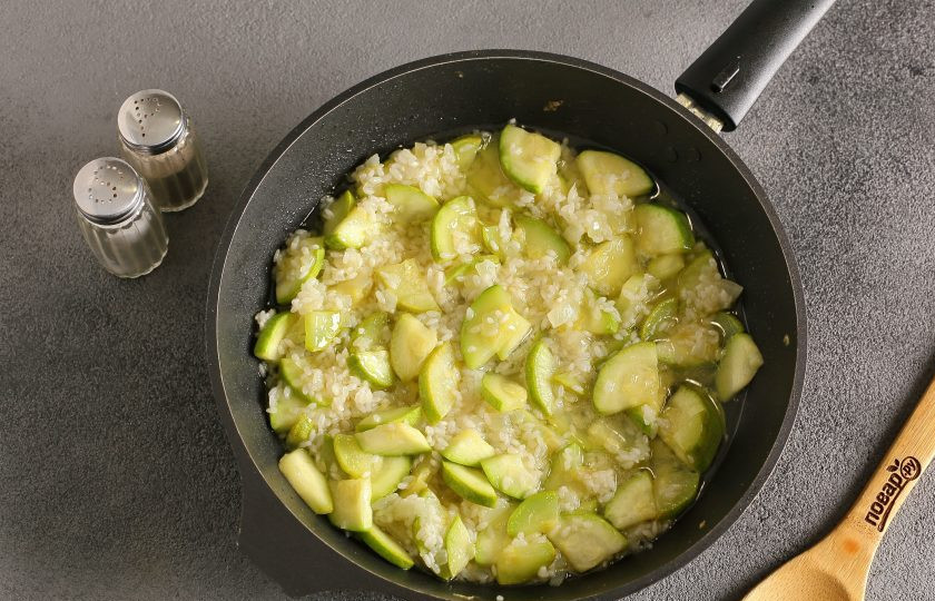 1. Этап. Ризотто с креветками и цукини: Затем огонь убавьте и помешивая время от времени, добавляйте по одному половнику бульона. Рис не должен плавать в жидкости.