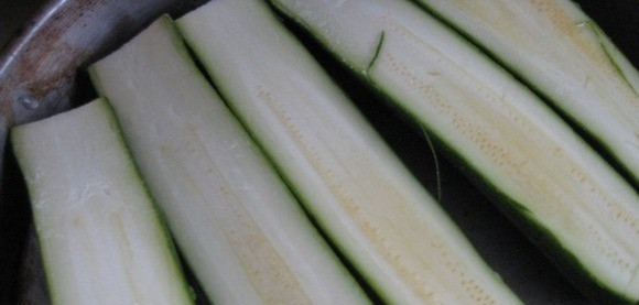 1. Этап. Печеные кабачки в духовке: Кабачки хорошенько вымойте, обрежьте их с обеих сторон. Очищать от кожуры не надо. Разрежьте каждый овощ на две части. Выбирайте молодые кабачки, они нежные и вкусные. Также вы можете использовать цукини.