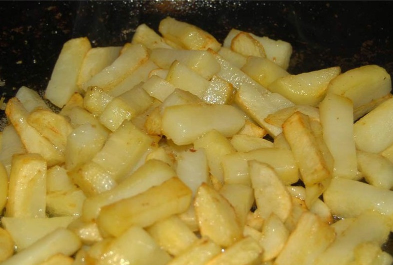 1. Этап. Мясо по-татарски: 13. На чистую сковороду положить немного топленого масла и хорошо разогреть. Картофель очистить и нарезать небольшими брусочками. Отправить на сковороду и пожарить до готовности.