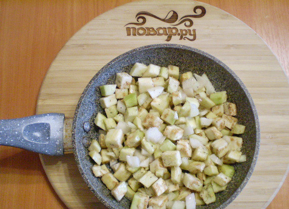 1. Этап. Баклажаны кубиками жареные: 3. В сковороду льем масло, разогреваем, отправляем баклажаны и лук обжариваться со специями и солью до готовности.