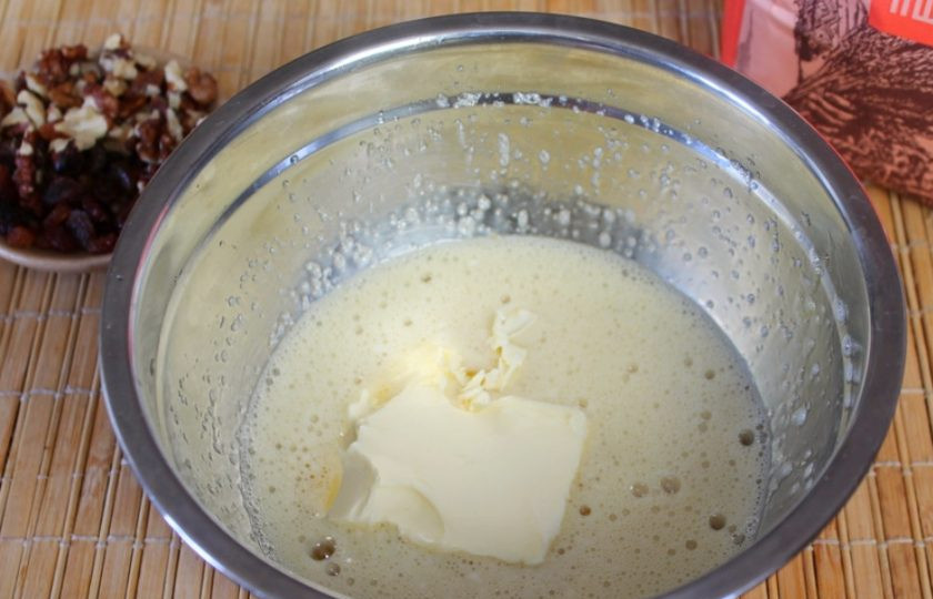 1. Этап. Печенье из цельнозерновой муки с изюмом и орехами: Кладем мягкое сливочное масло.