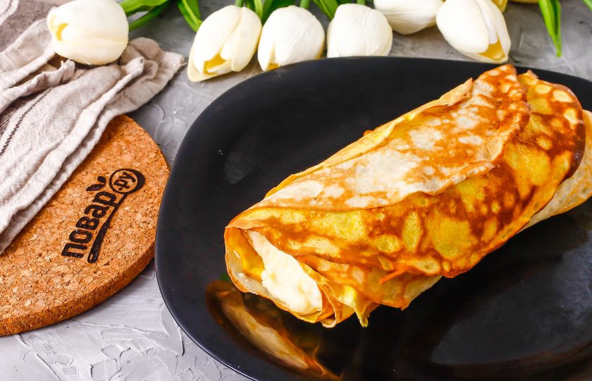 1. Этап. Блинный рулет с заварным кремом: Подверните край блинов и заверните их рулетом. По желанию рулет можно охладить в холодильнике или сразу же нарезать.