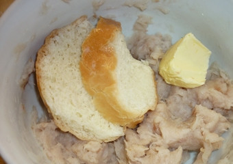 1. Этап. Котлеты на пару в мультиварке Поларис: 3. Рыбу соедините с хлебом. Для сочности добавьте немного сливочного масла. Если вы готовите котлеты на пару в мультиварке 