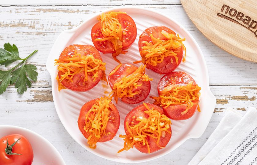 1. Этап. Помидоры фаршированные морковью: Внутрь каждого помидора выложите начинку.