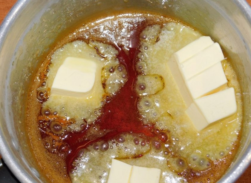 1. Этап. Торт Сладкая жизнь: Добавьте сливочное масло.