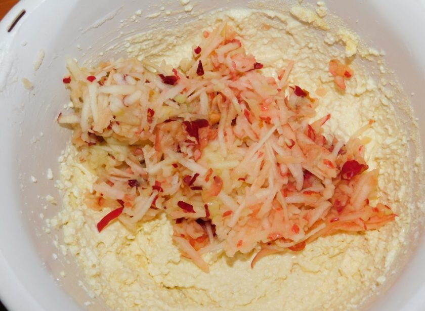 1. Этап. Яблочный творожник: Яблоки натрите на терке и добавьте в тесто.