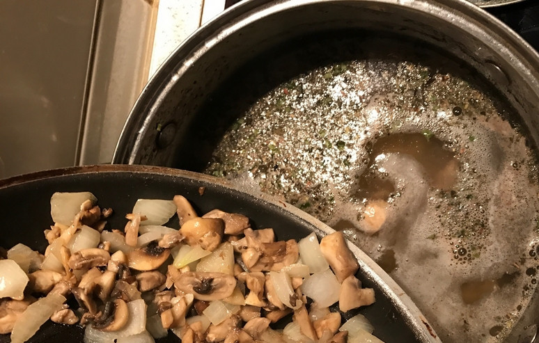 1. Этап. Суп на быструю руку: 4. Теперь добавим нашу смесь со сковороды и специи. Перемешаем, еще раз доводим до кипения — и блюдо можно считать готовым!