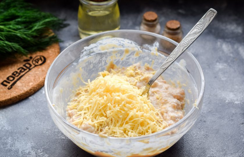 1. Этап. Куриные оладьи со сметаной: Твердый сыр натрите на мелкой терке и добавьте в фарш.