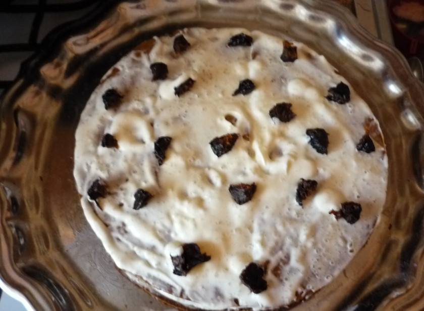 1. Этап. Шоколадно-медовый торт: Пока коржи готовятся, приготовьте крем, смешав стакан сахара, сметану и чернослив. Удобнее всего взбивать сметану с сахаром при помощи блендера. Этим кремом промажьте коржи, когда они остынут. Уложите их один на другой, сформировав торт.