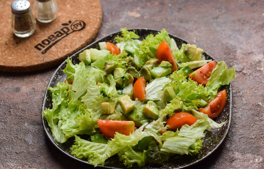 1. Этап. Салат с авокадо и семгой: Выложите салат на тарелку.