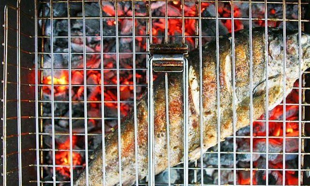 1. Этап. Речная форель на углях: 4. Разогреваю угли и выкладываю на решетку рыбку, закрываю решетку-гриль и отправляю на тлеющие угли. Обжариваю рыбку с двух сторон до золотистой корочки.