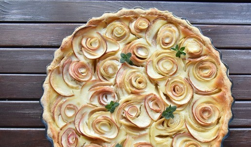 1. Этап. Цветаевский яблочный пирог: Выпекаю пирог в духовке, разогретой до 180 градусов около часа. Перед нарезкой, пирог необходимо остудить чтобы начинка стабилизировалась.