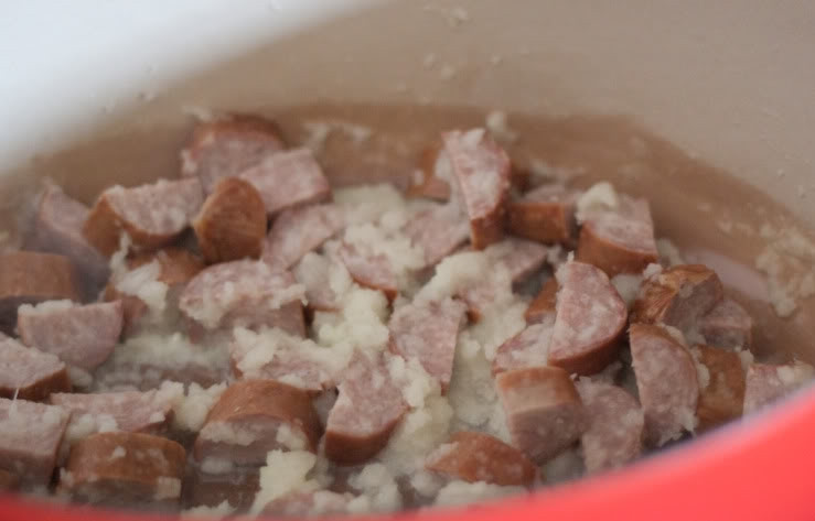 1. Этап. Немецкий суп с колбасками: Разогрейте кастрюлю и растопите на ней сливочное масло. Поджарьте на нём измельчённый лук и колбаски.