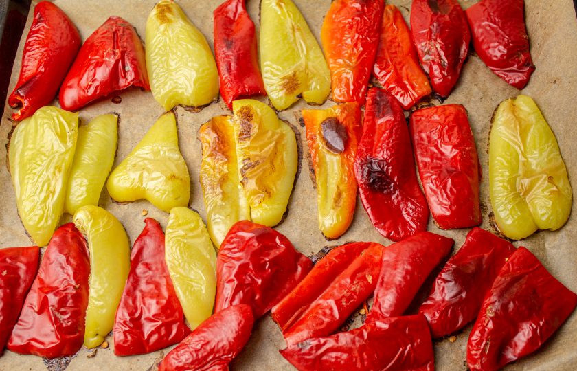 1. Этап. Перец с базиликом на зиму: Достаньте перец из духовки. Кожицу можно очистить, а можно оставить так.