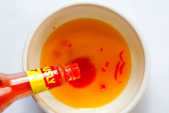 1. Этап. Маринад для крылышек барбекю: 4. Еще один ингредиент, которым можно смело дополнить маринад - это топленое сливочное масло с каплей острого соуса (в таком случае кусочки чили можно не класть).