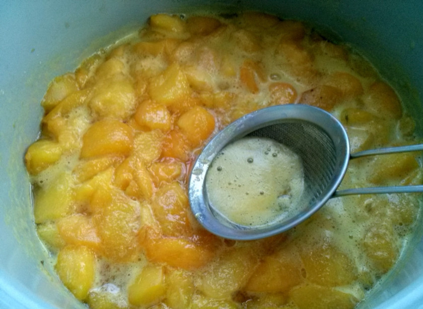 1. Этап. Варенье из персиков густое: Через 7-10 минут снимите пенку.