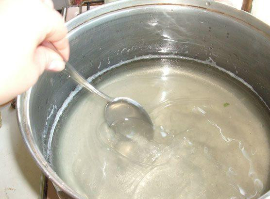 1. Этап. Консервированные огурцы: В воду добавить соль, сахар и вскипятить.