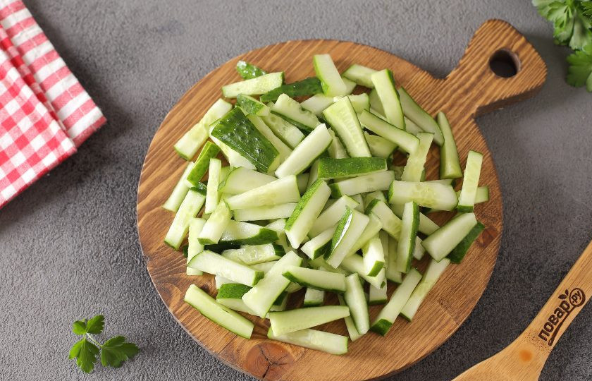 1. Этап. Салат из огурцов с чесноком на зиму: Огурцы нарежьте небольшими брусочками.