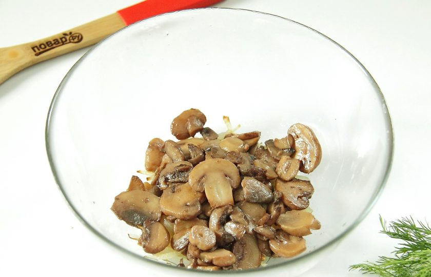 1. Этап. Салат с грибами и крабовыми палочками: 3. Затем на этой же сковороде обжарьте шампиньоны, у меня замороженные. Грибы обжариваем до испарения жидкости и добавляем к луку.