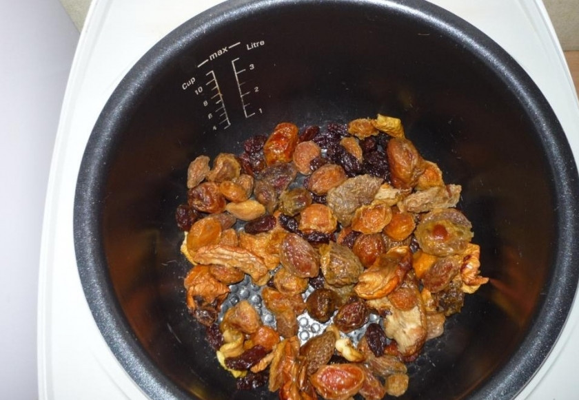 1. Этап. Морс из сухофруктов: 1. Все сухофрукты тщательно промоем, заливаем водой и пусть двадцать минут постоят, затем воду сливаем.