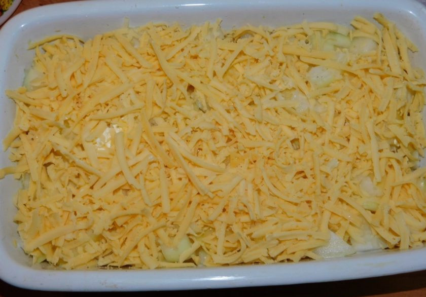 1. Этап. Картофельная запеканка с луком в сливках: Сверху натрите сыр. Накройте фольгой и поставьте в духовку, разогретую до 200 градусов на 30 минут. Затем снимите фольгу и запекайте ещё минут 20.