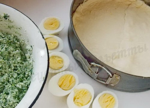 1. Этап. Итальянский пасхальный пирог: 8. Укладываем тесто внутрь, яйца отвариваем, чистим и нарезаем на половинки.