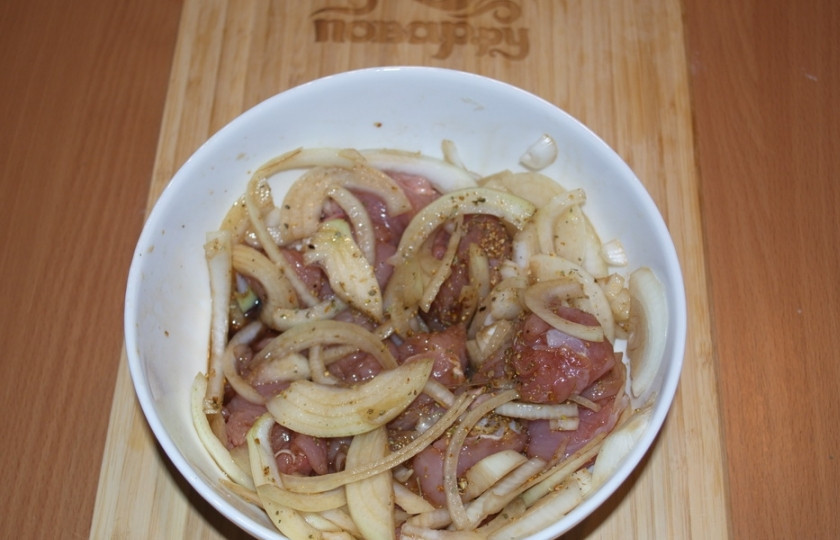 1. Этап. Куриное филе кусочками в духовке: К курице добавьте соевый соус и специи к птице.