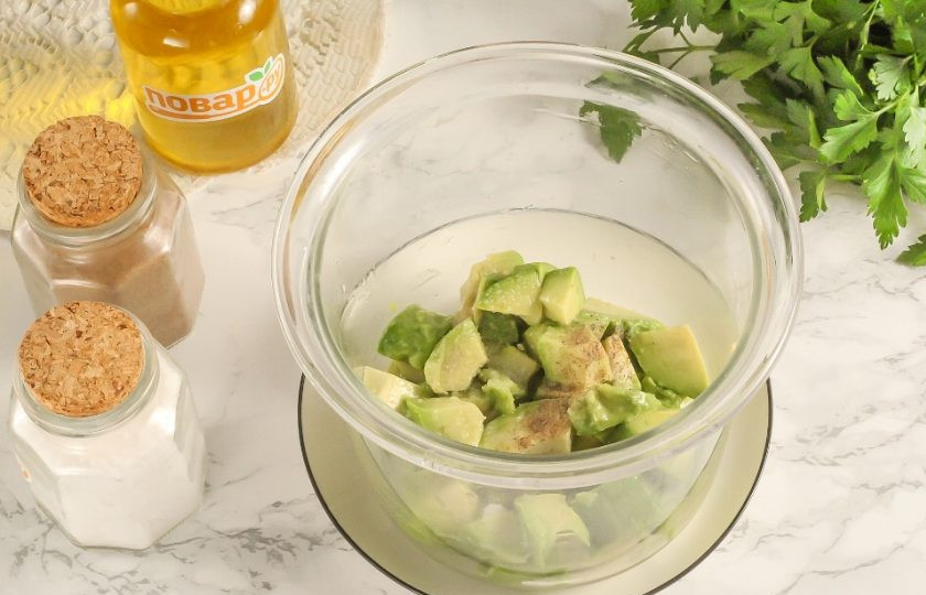 1. Этап. Мясо с авокадо на сковороде: Авокадо разрежьте пополам и удалите косточку, счистите кожуру. Нарежьте мякоть плода кубиками и высыпьте в емкость для погружного блендера. Влейте лимонный сок, всыпьте щепотку соли и перца.