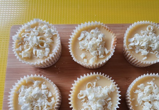 1. Этап. Творожный десерт: Готовые десерты посыпать натёртым белым шоколадом.