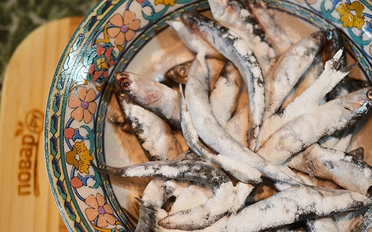 1. Этап. Сяочи закуска: Добавьте крахмал, перемешайте.