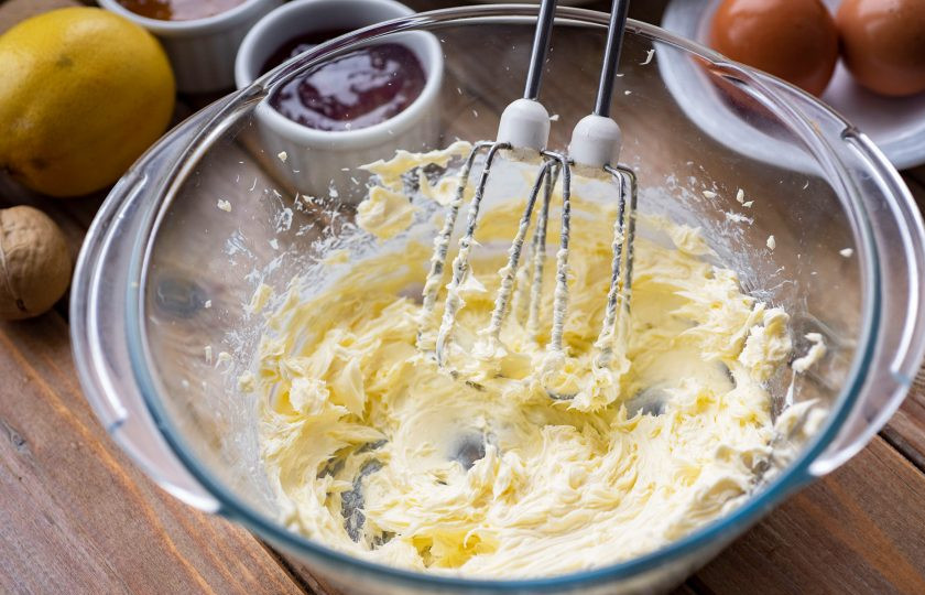 1. Этап. Австрийское Линцерское печенье: Выложите мягкое сливочное масло в миску, нарезав его небольшими кубиками и взбивайте миксером до получения кремообразной структуры.