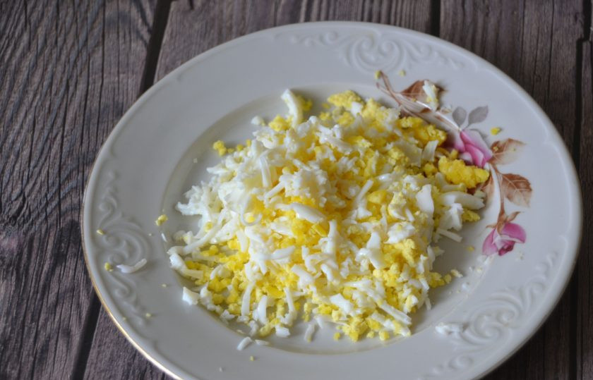 1. Этап. Салат Манон: Натрите на терке яйца.