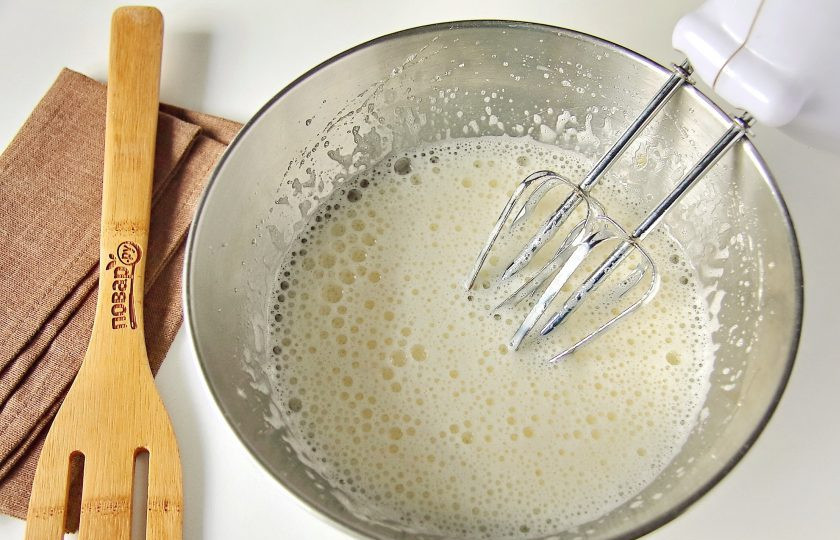 1. Этап. Шоколадный кекс на кефире: Яйца взбейте с сахаром и ванилином до появления белой пены.