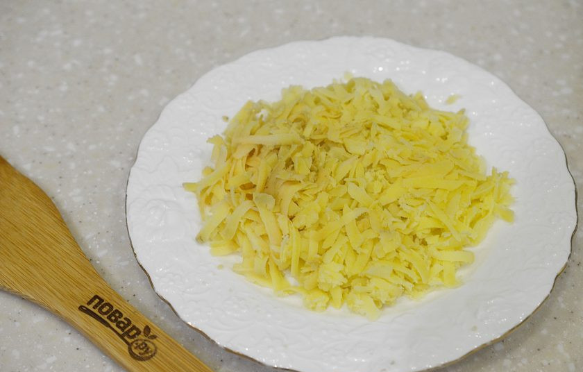 1. Этап. Салат Кардинал: 2. Первым слоем выложите натертый картофель.