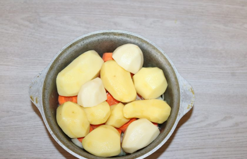 1. Этап. Басма: Сверху выложите целый картофель.