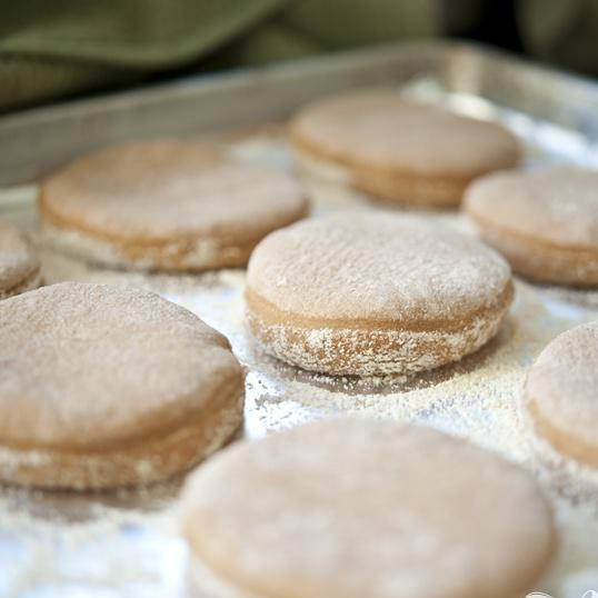 1. Этап. Английская домашняя булочка: Удалите полотенце и подготовьте сковороду к жарке.