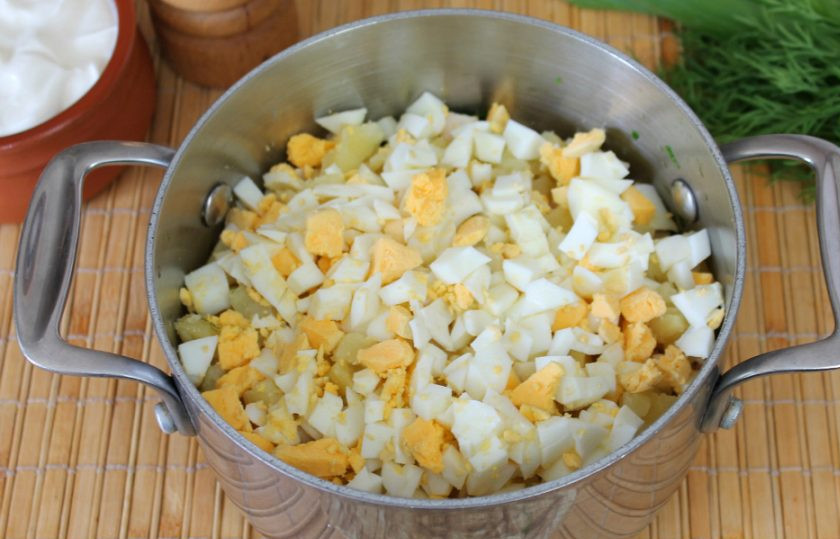 1. Этап. Холодный суп из шпината: Яйца чистим, режем и высыпаем к остальным ингредиентам.